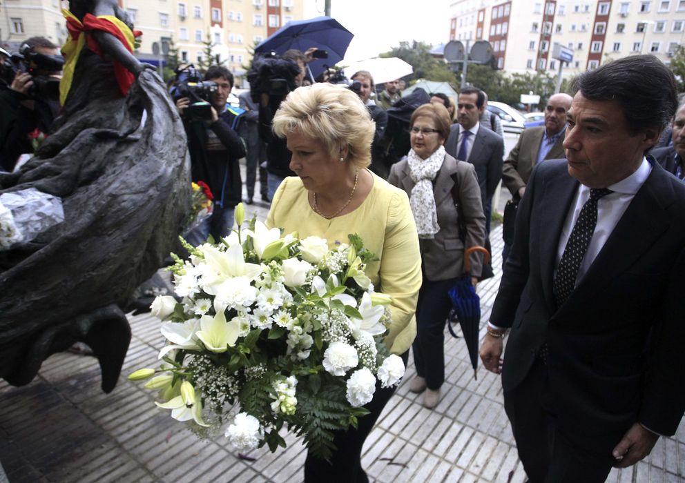 Foto: El presidente de la Comunidad de Madrid, Ignacio González, junto a la presidenta de la AVT, Ángeles Pedraza