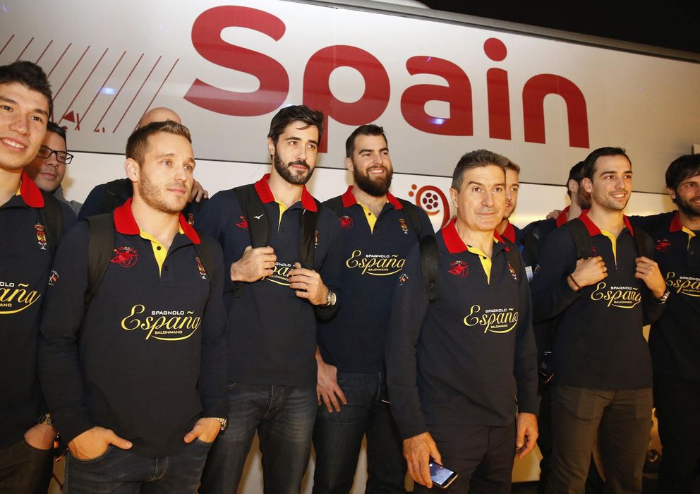 Foto: La selección española de balonmano, en su llegada a Qatar (Efe). 