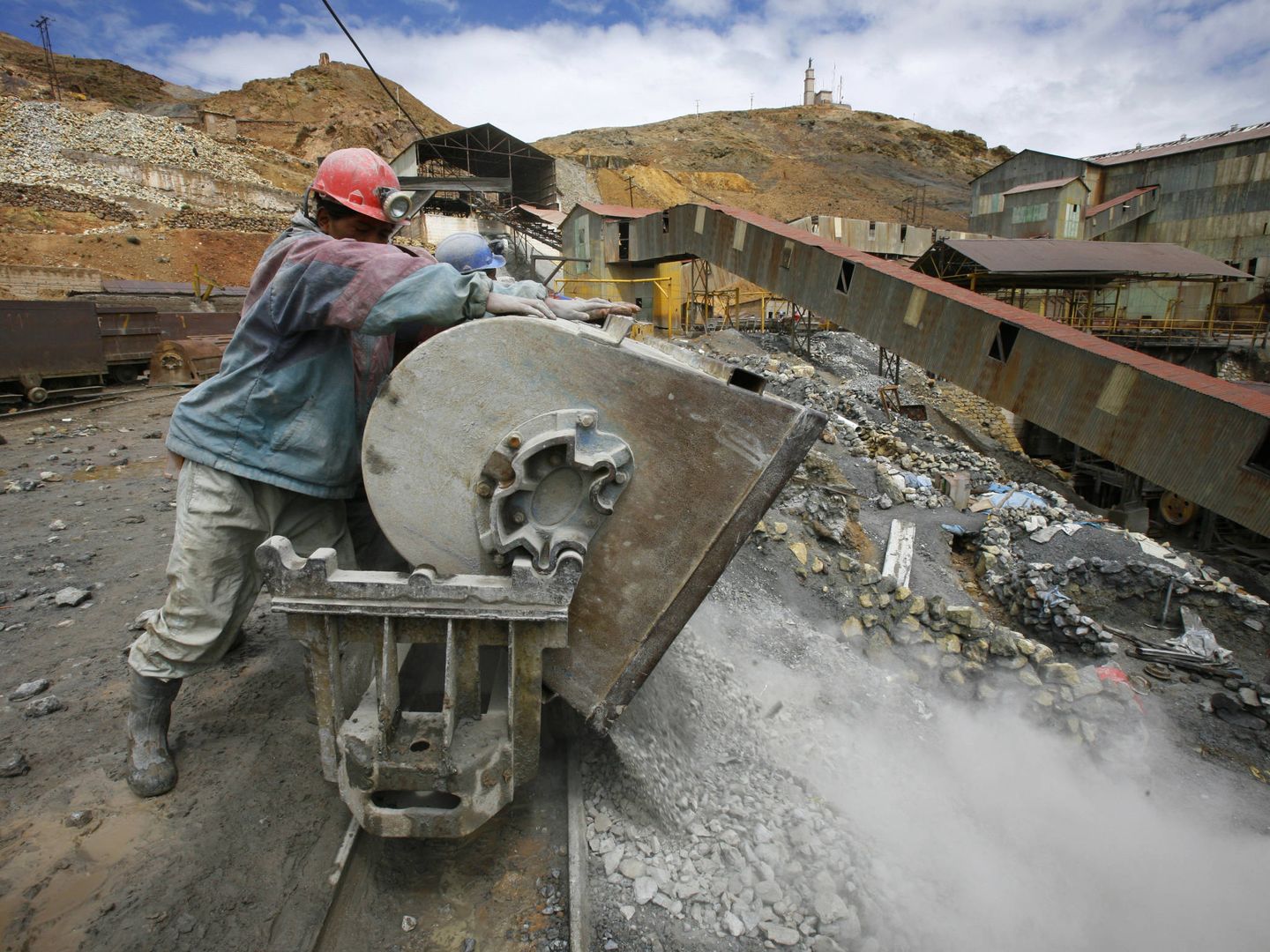 Un minero boliviano vacía una vagoneta en el exterior de la mina Pailaviri en Cerro Rico, en 2008. (Reuters)