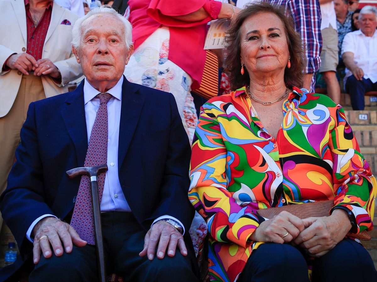 Foto:  Curro Romero, junto a su esposa, Carmen Tello, en la Feria de Abril. (EFE/Julio Muñoz)