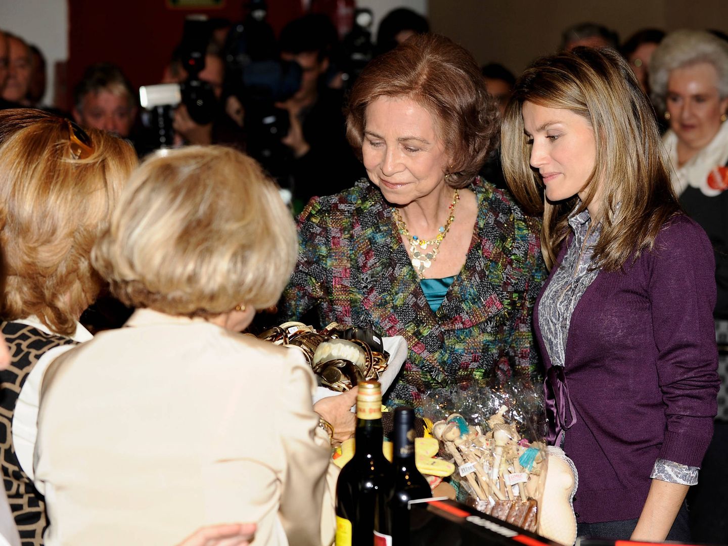 Doña Letizia y la reina Sofía, en una de sus visitas al rastrillo Nuevo Futuro. (Getty)