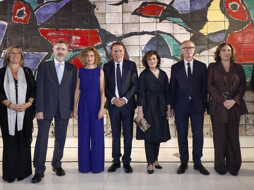 Foto: Artur Mas posa con el presidente de la editorial Planeta, José Creuheras (5i), y otros políticos en el Premio Planeta. (EFE)