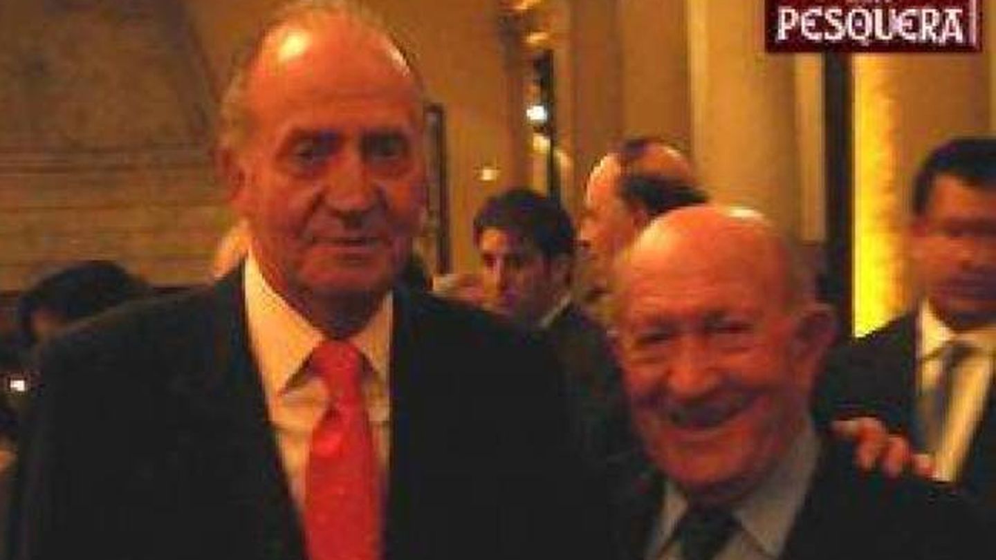 El rey Juan Carlos y Alejandro Fernández. (Cortesía)