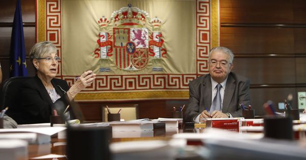 Foto: El presidente y la vicepresidenta del Tribunal Constitucional (TC), Juan José González Rivas y Encarnación Roca, respectivamente, durante una reunión del pleno del alto tribunal. (EFE / Juan Carlos Hidalgo)