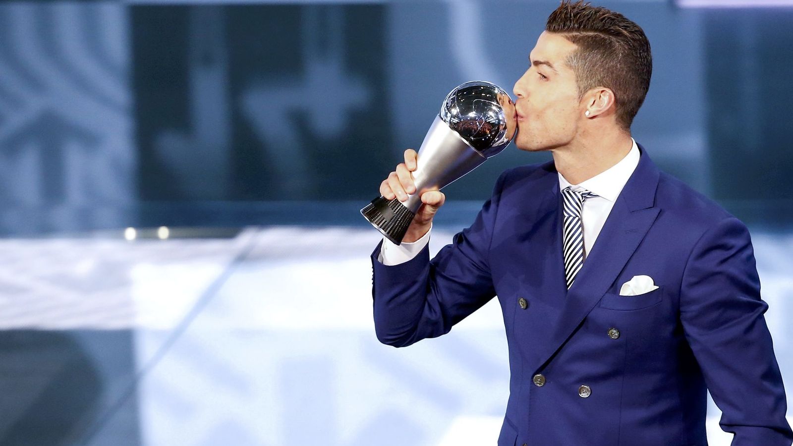 Foto: Cristiano Ronaldo besa el trofeo 'The Best' entregado por la FIFA (Reuters)