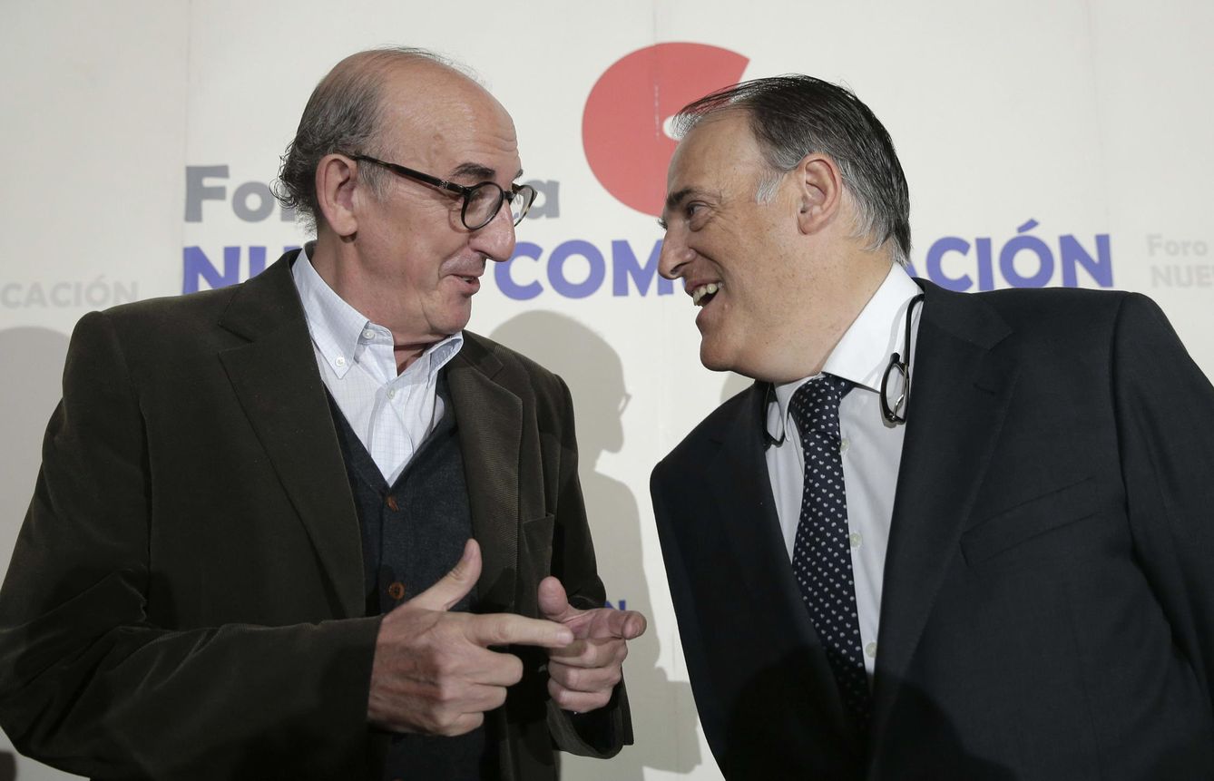 El socio de Mediapro Jaume Roures y el presidente de la Liga de Fútbol Profesional, Javier Tebas. (EFE)