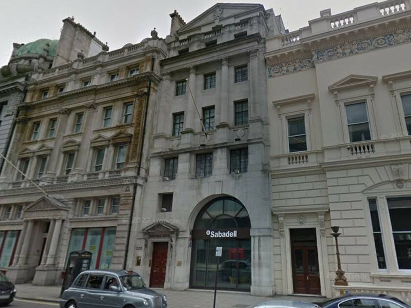 Vista del edificio que ha puesto a la venta Sabadell en Londres. (Google Maps) 