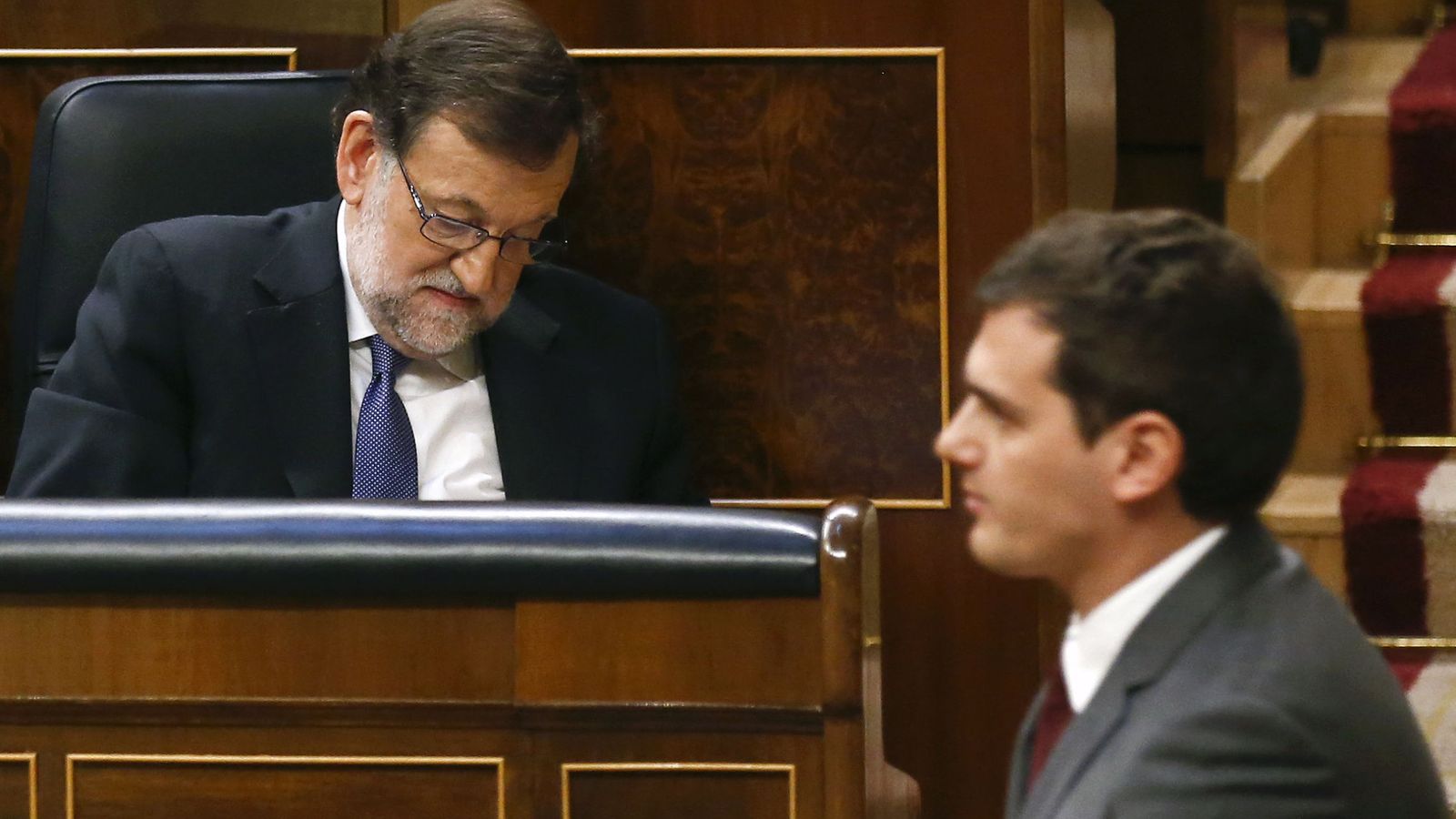 Foto: Albert Rivera pasa delante de Rajoy. (Reuters)