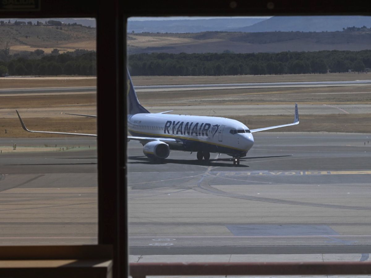 Foto: Un avión de Ryanair, en Barajas. (EFE/Fernando Villar)