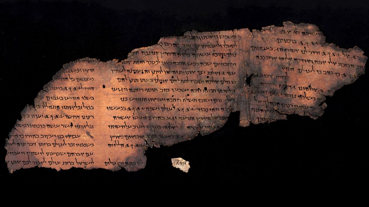 Varios fragmentos de un posible nuevo manuscrito del Mar Muerto que han sido identificado. (EFE)