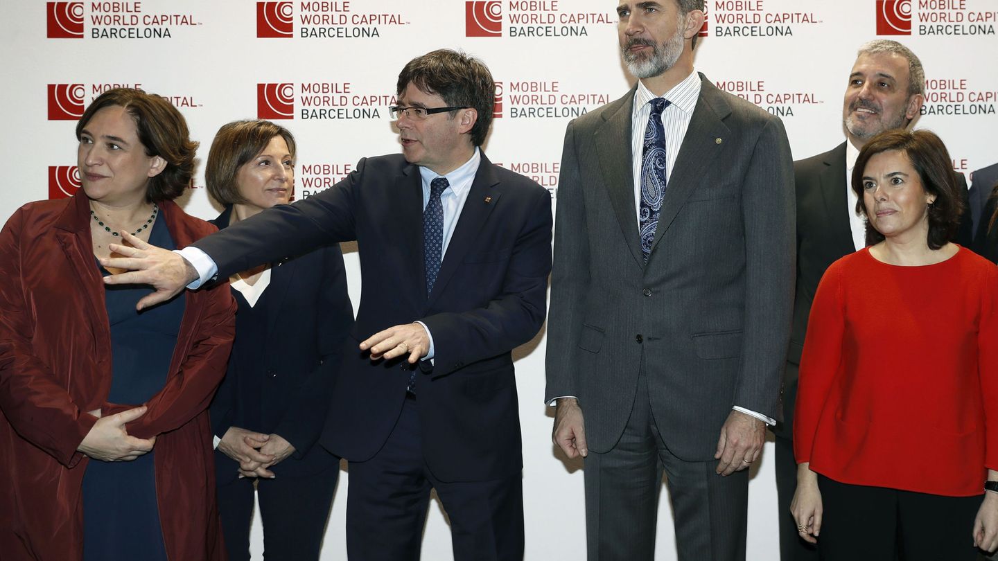 Colau, Forcadell, Puigdemont, el Rey y Sáenz de Santamaría en la inauguración de la última edición. (EFE)