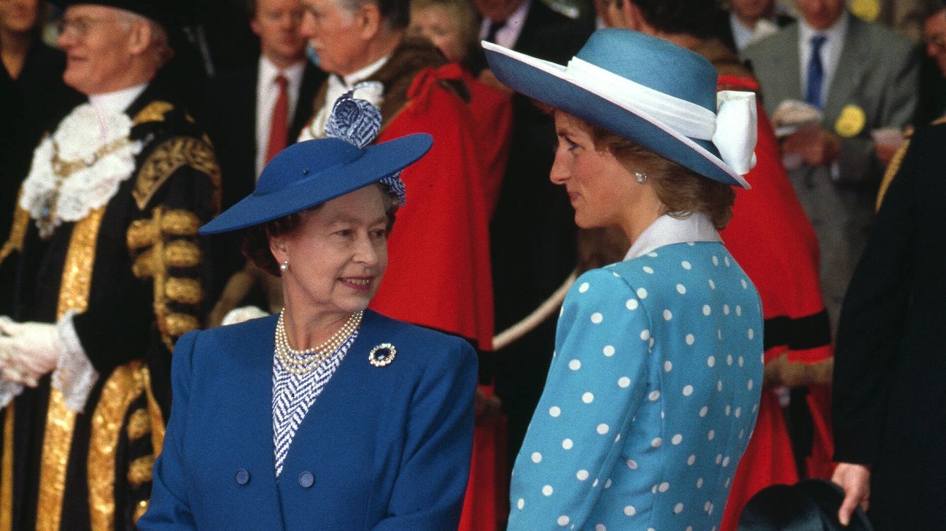 Foto: La reina Isabel II junto a Lady Diana. (Getty)