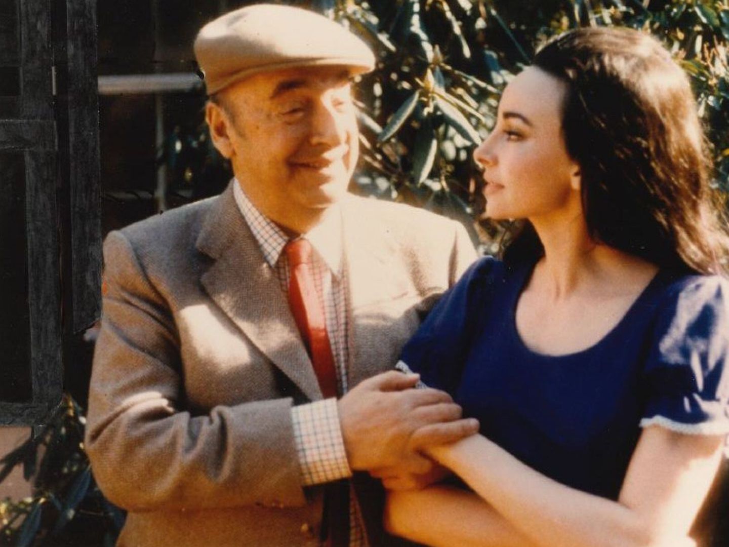 Fotografía facilitada por Elena Castedo, en la que aparece junto a Pablo Neruda durante una reunión familiar y de amigos en Chile. (EFE/Elena Castedo)