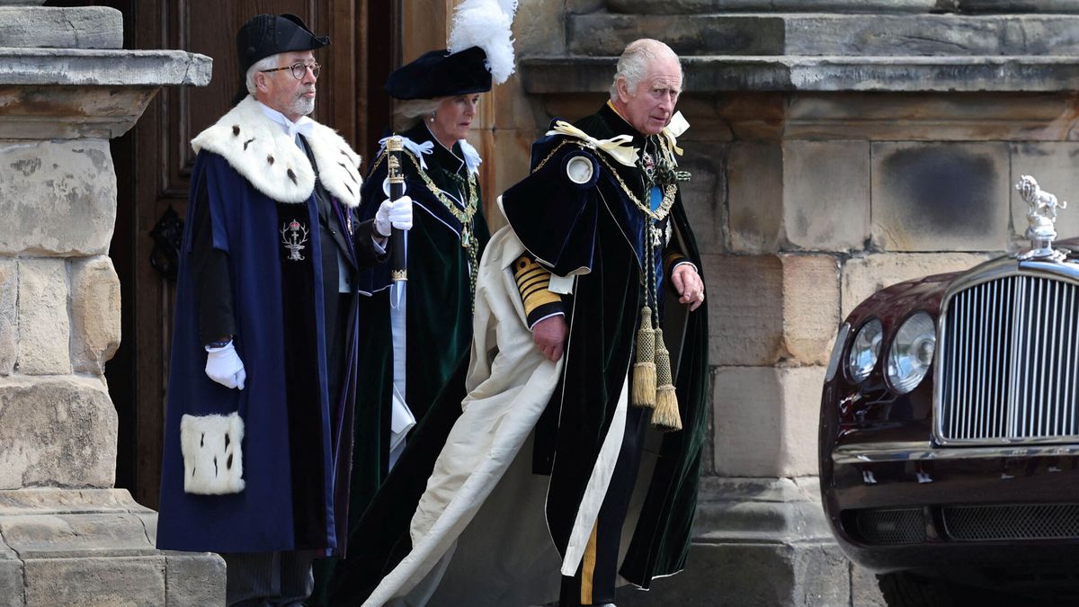 Los reyes Carlos y Camila lucen las túnicas de la Orden del Cardo, el mayor honor de Escocia
