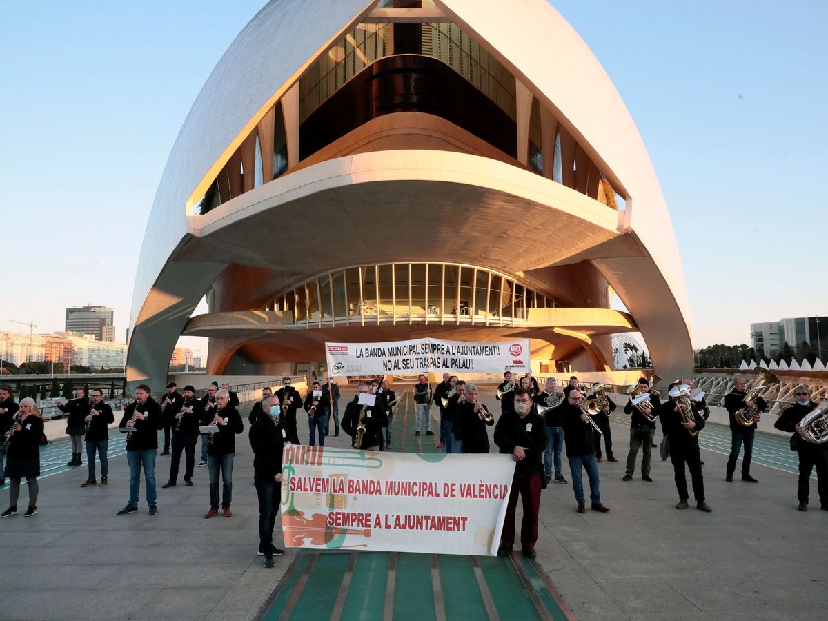 Foto: Protesta de la Banda Municipal de Valencia frente al Palau de les arts. (EFE/Biel Aliño)