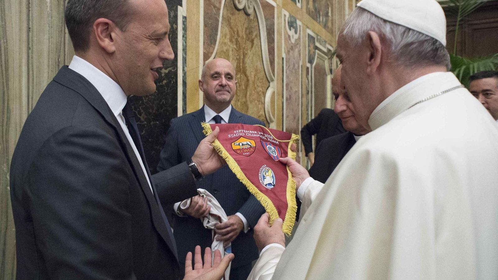 Foto: El Papa recibe un obsequio del partido (EFE)