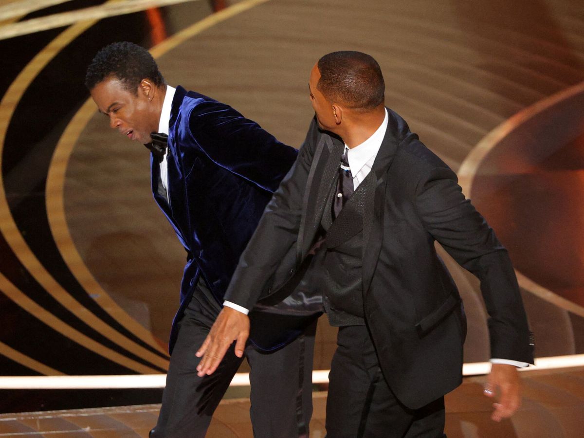 Foto: Will Smith (R) golpea a Chris Rock mientras éste habla en el escenario durante la 94ª edición de los Premios de la Academia en Hollywood. (Reuters/ Brian Snyder)