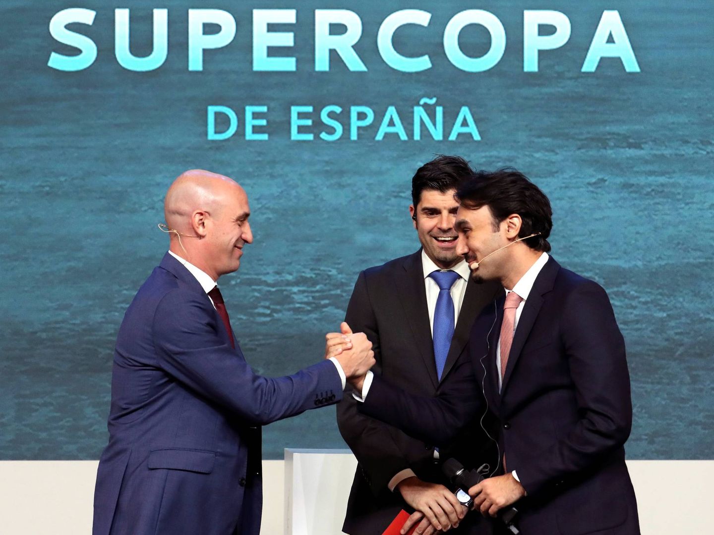Luis Rubiales saluda al presidente de la autoridad general del deporte de Arabia Saudí en el sorteo de la Supercopa de España. (EFE)