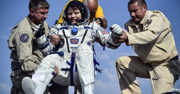 Foto: La salida de Anne McClain de la cápsula espacial durante una misión (EFE/EPA/Alexander Nemenov Pool)