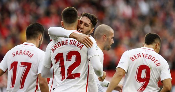 Foto: Varios jugadores del Sevilla celebran un gol en La Liga. (EFE)