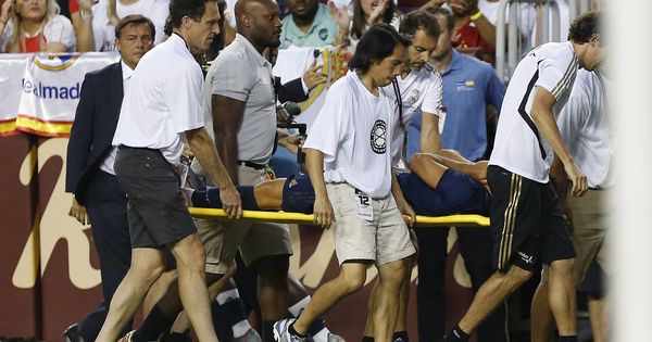 Foto: Marco Asensio, saliendo en camilla tras su grave lesión. (Reuters)