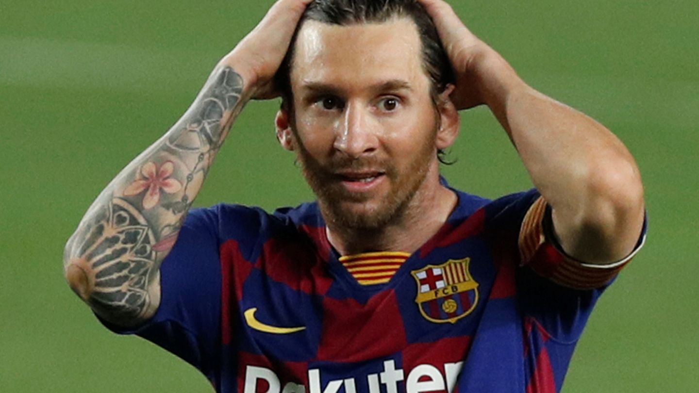 Leo Messi se lleva las manos a la cabeza en el partido contra el Sevilla. (Efe)