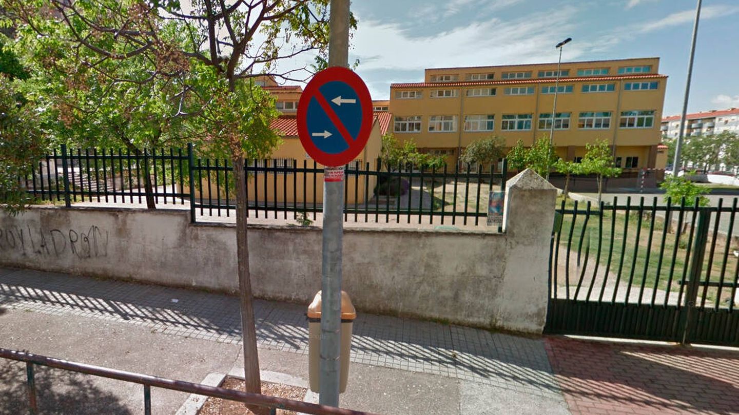 Entrada del colegio de educación infantil y primaria Alba Plata de Cáceres (Google Maps)
