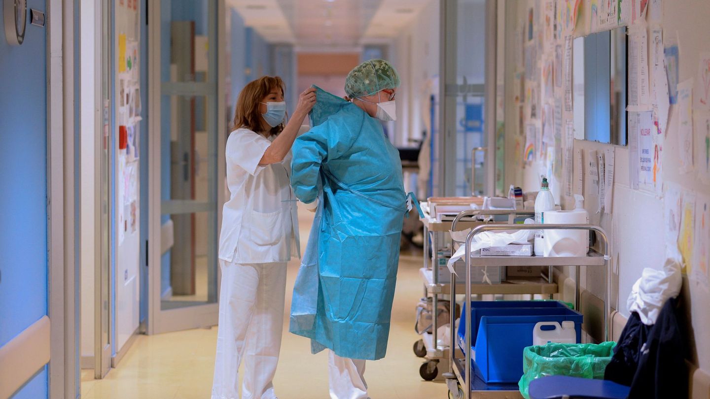 Una enfermera ayuda a una médico de Urgencias del Hospital Pío del Río Hortega de Valladolid. (EFE/Nacho Gallego)