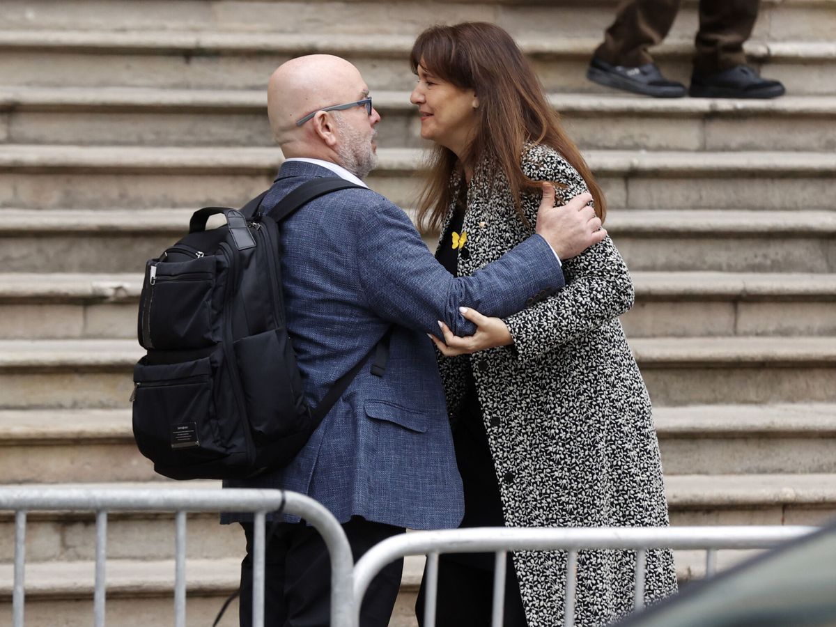Foto: La presidenta suspendida del Parlament, Laura Borràs, saluda a su abogado, Gonzalo Boye. (EFE/Toni Albir)