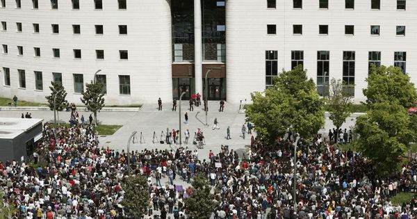 Foto: Concentracion ante el Palacio de Justicia de Pamplona para protestar por la sentencia contra La Manada. (EFE)