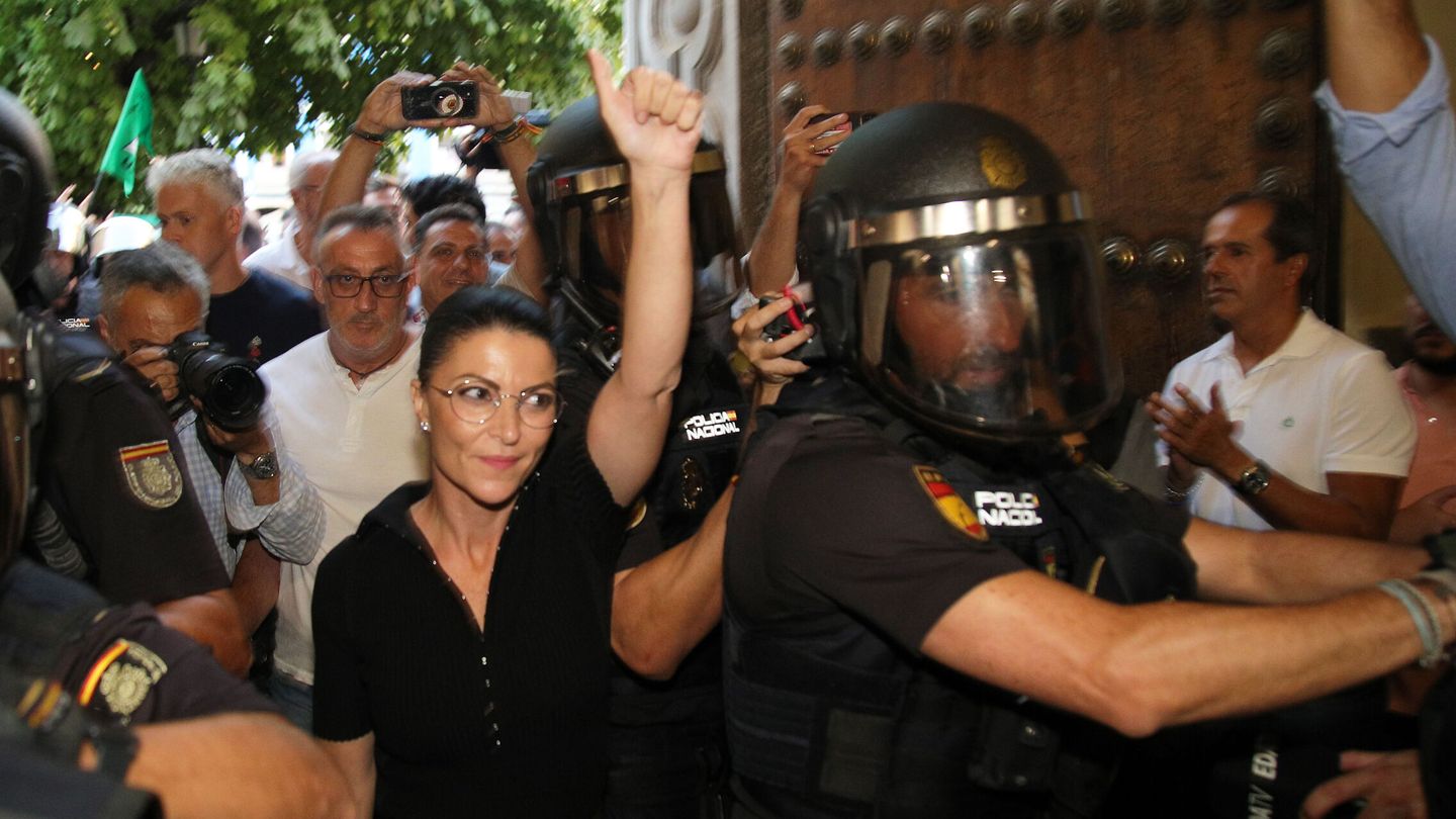 La expolítica Macarena Olona (c) intenta acceder a un acto en la facultad de Derecho de Granada el pasado jueves. (EFE/Pepe Torres)