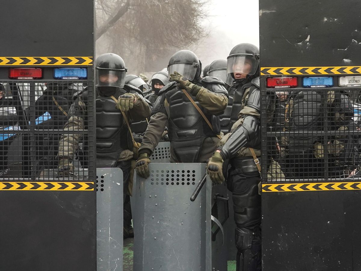 Foto: Policías vigilan una calle durante las protestas en Kazajistán. (EFE)