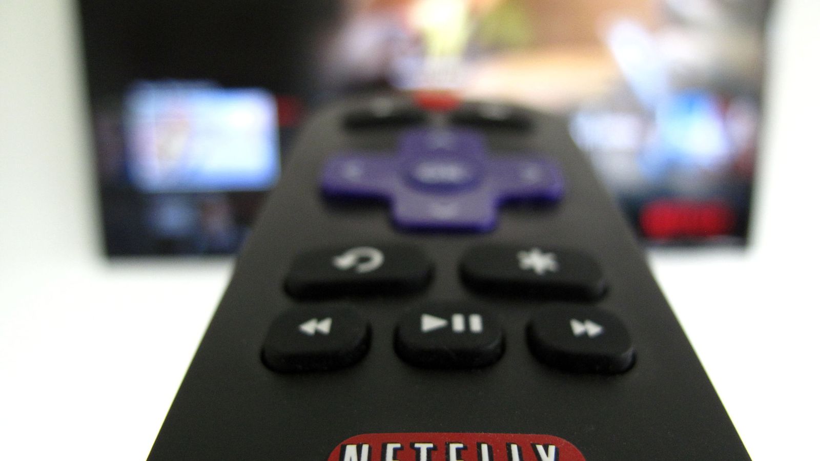 Foto: Imagen del logo de Netflix frente a una telefvisión. (Reuters)
