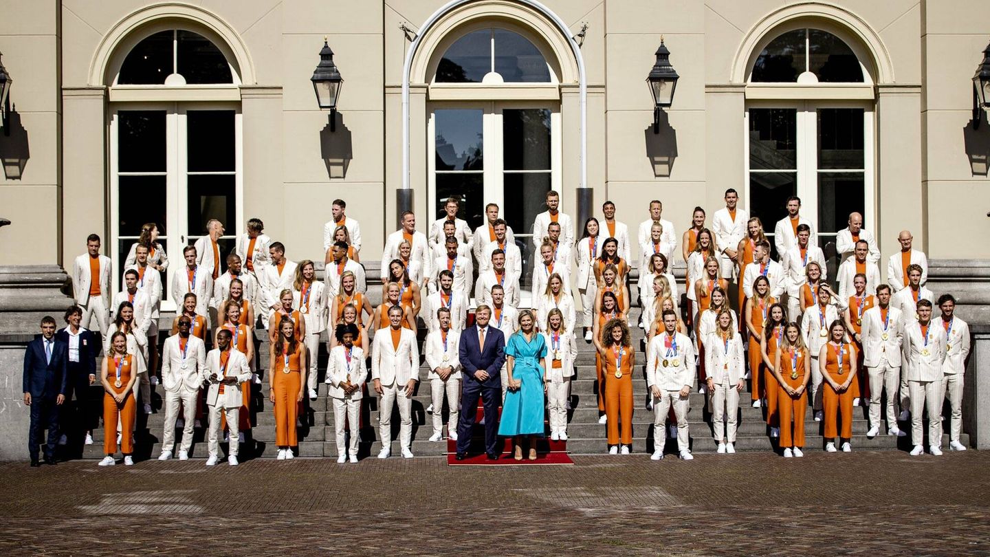 Los Reyes de Holanda, con los medallistas olímpicos. (Casa Real de Holanda)