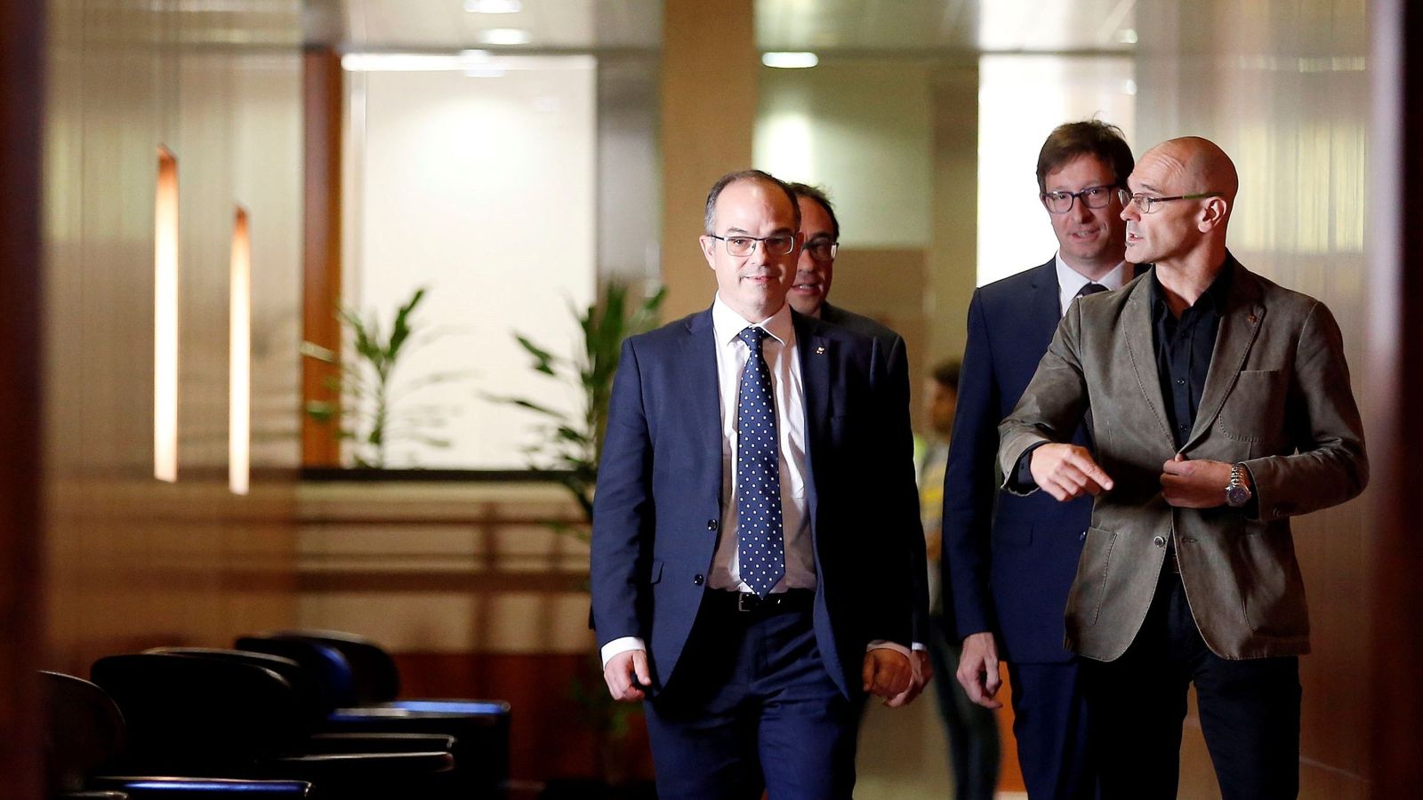 Foto: Josep Rull (2i), Raül Romeva (d), Carles Mundó (2d), y Jordi Turull (i), en el Parlament. (EFE)