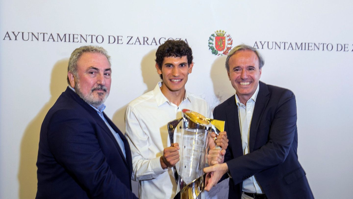 Juan Rubiales (izquierda), en 2019 en un homenaje del Ayuntamiento de Zaragoza al capitán de la selección sub-21. (EFE)