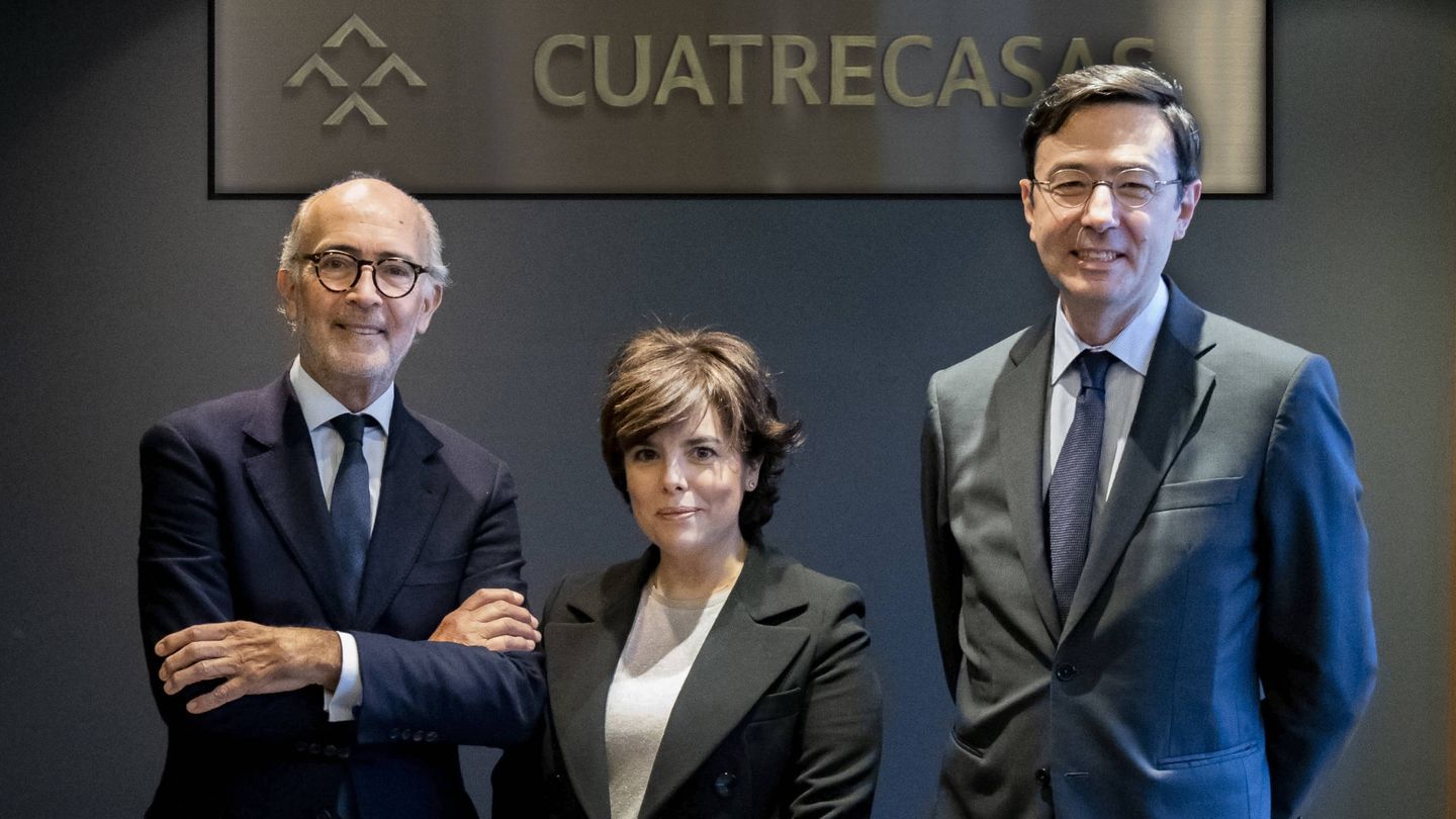 La exvicepresidenta del Gobierno, Soraya Sáenz de Santamaría, junto a Rafael Fontana (i), presidente de Cuatrecasas, y Jorge Badía, director general.