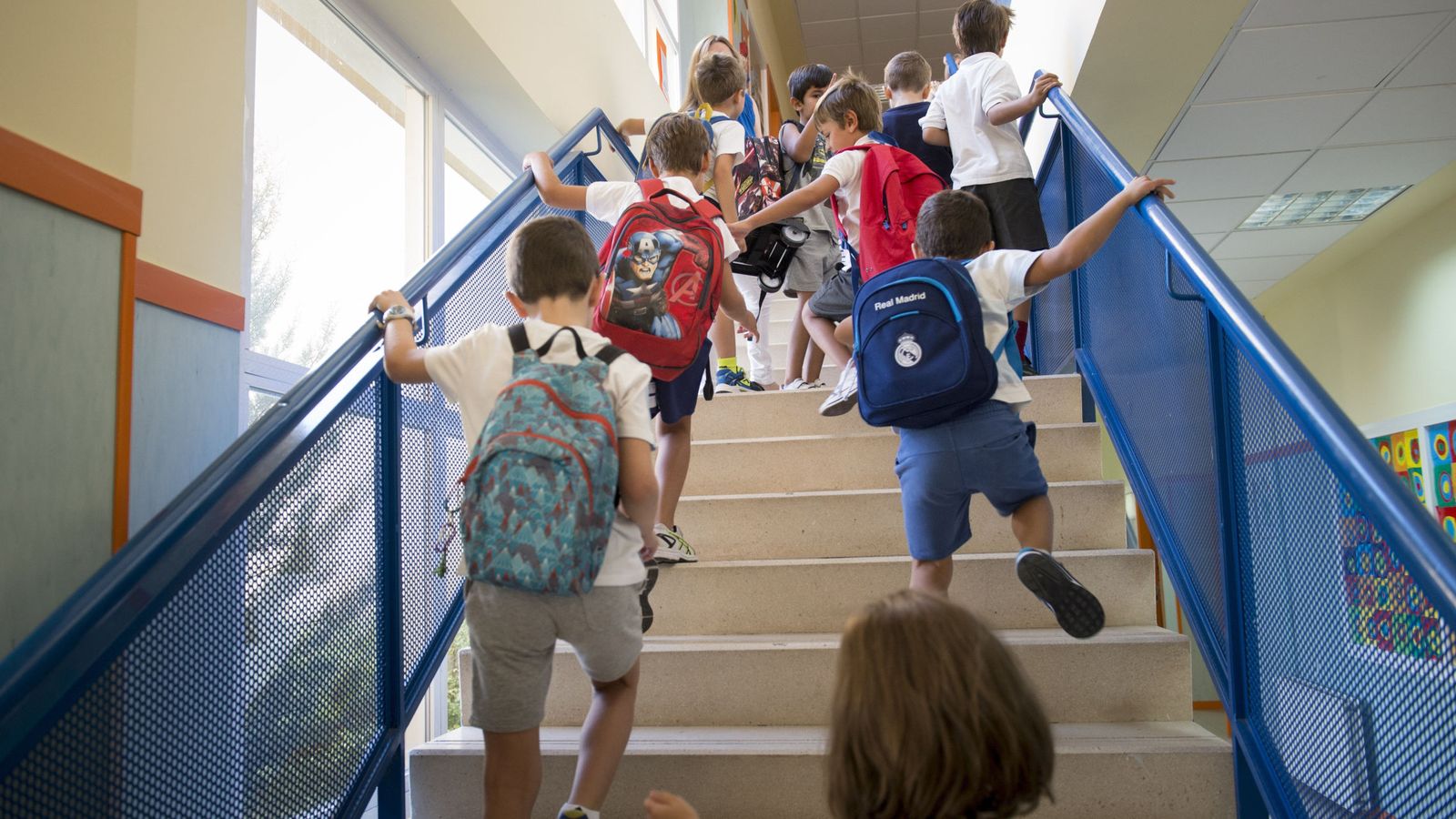 Foto: Varios niños llegan al colegio en una imagen de archivo. (EFE)