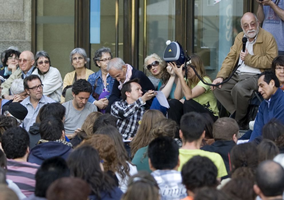 Foto: El catedrático de economía Arcadi Oliveres toma la palabra en una asamblea callejera sobre proceso constituyente.