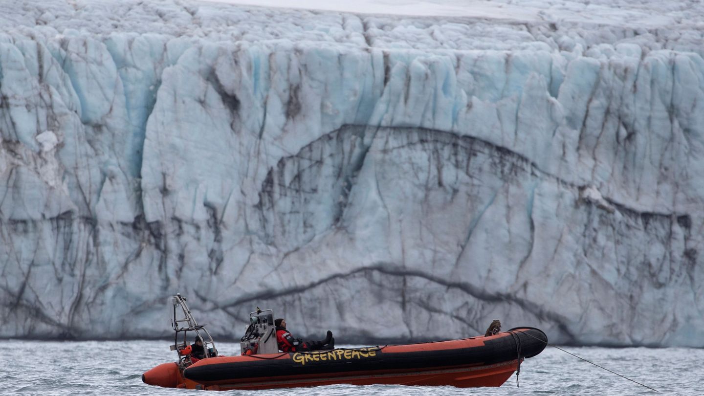 Activistas de Greenpeace en la Antártida. (Reuters/U. Marcelino)