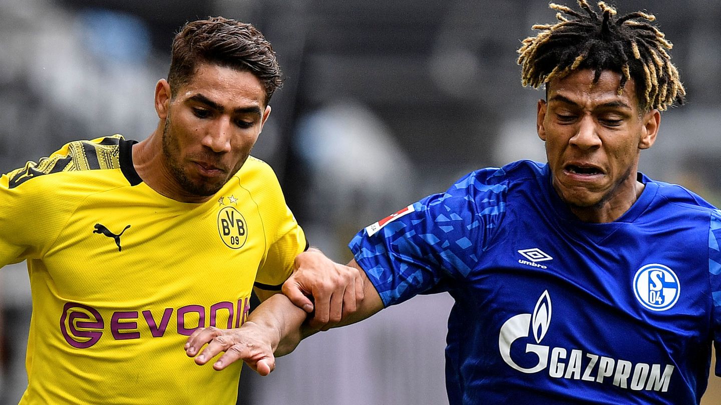 Achraf en una acción con Todibo en el partido entre el Borussia Dortmund y el Schalke. (Efe)