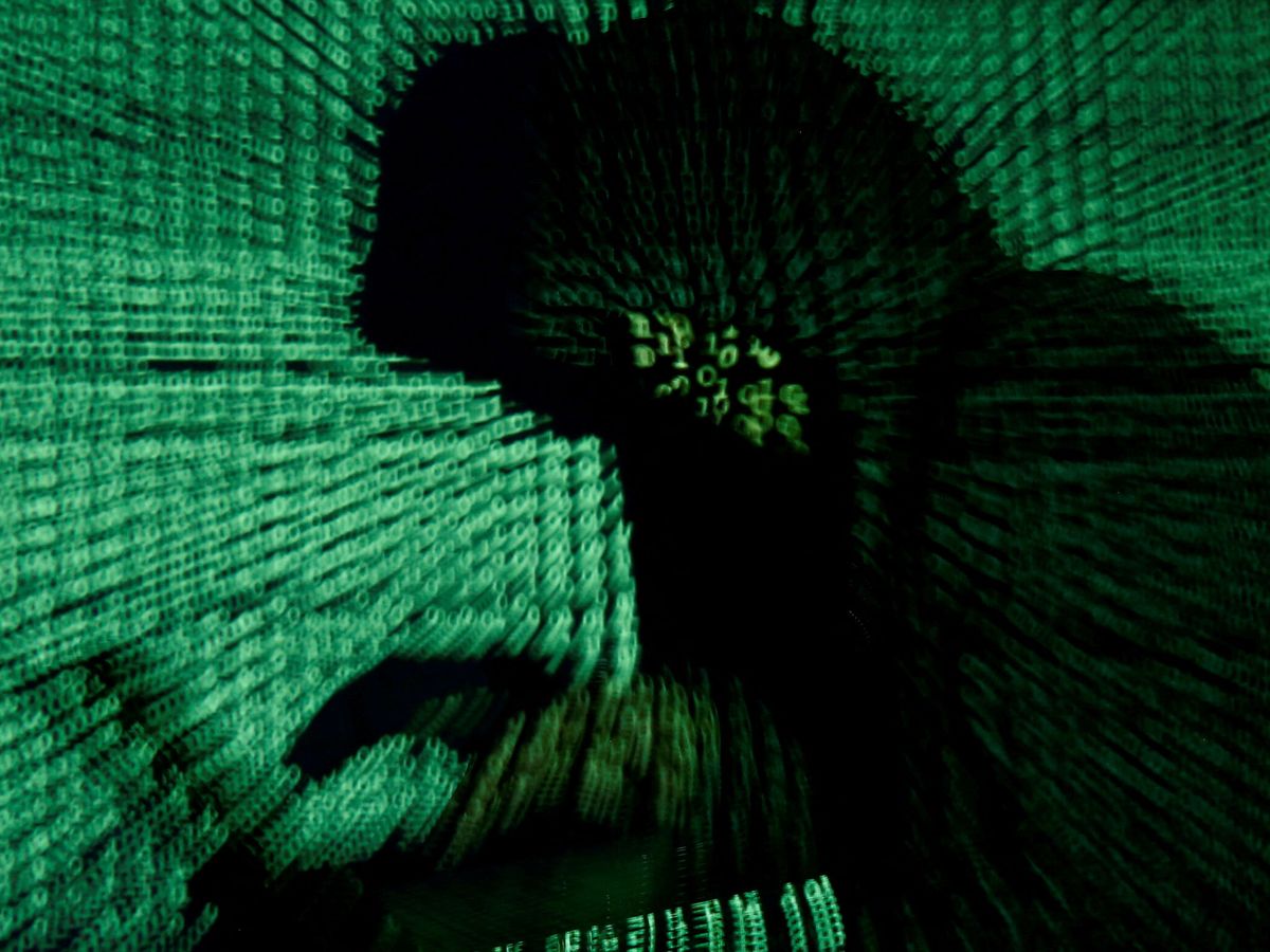 Foto: Hacker con su portátil en una ilustración sobre fondo cibernético. (REUTERS / Kacper Pempel)