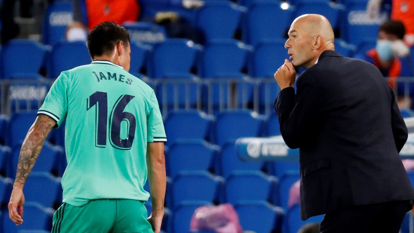 Zidane da instrucciones a James en el partido contra la Real Sociedad. (Efe)