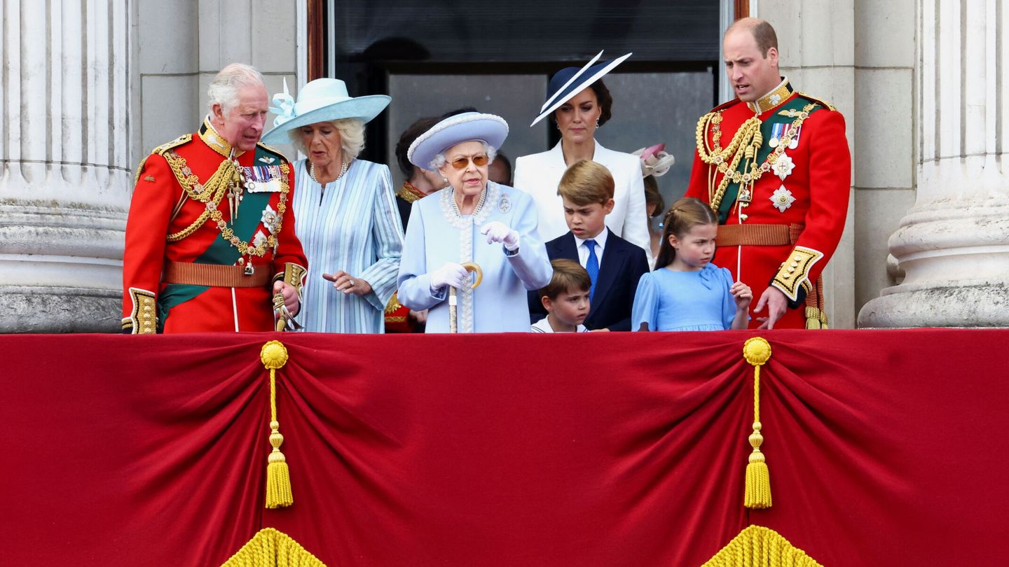 La Reina, en el balcón junto a miembros de su familia. (Reuters/Hannah McKay)