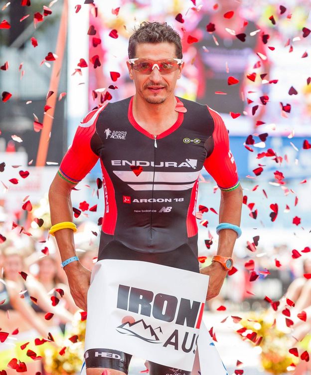 Foto: Iván Raña, 'El Animal', cruzando la meta primero del pasado Ironman de Austria.