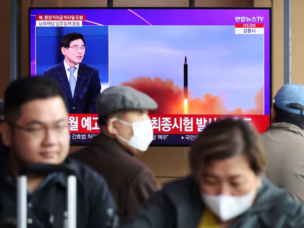 Foto: Noticias sobre un misil balístico lanzado por Corea del Norte en Corea del Sur, el 13 de abril. (Kim Hong-Ji/Reuters)