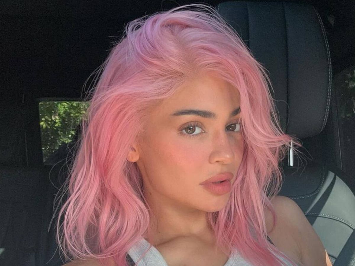 Foto: Kylie Jenner con su 'nueva' coloración rosa chicle. (Instagram/@kyliejenner)