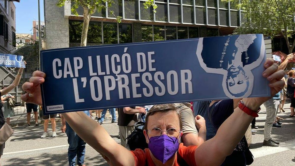 Diputados de ERC y JxCAT lideran la protesta contra el juez Marchena en Barcelona