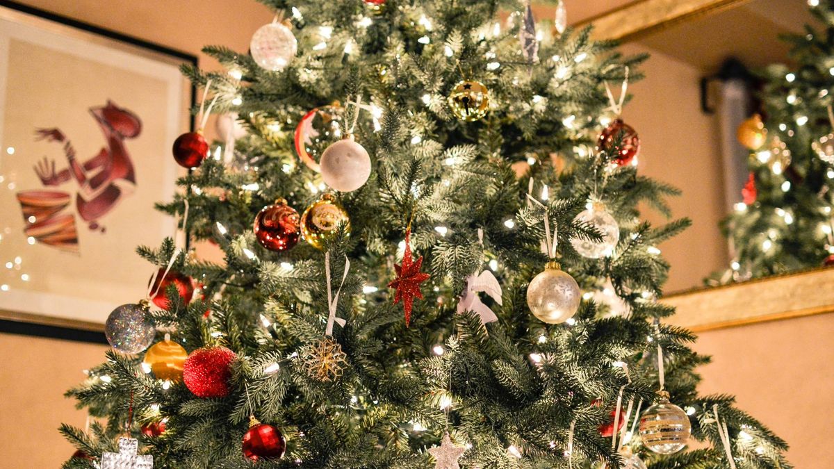 Tu árbol de Navidad puede ser tan elegante como tú con estos adornos de H&M Home