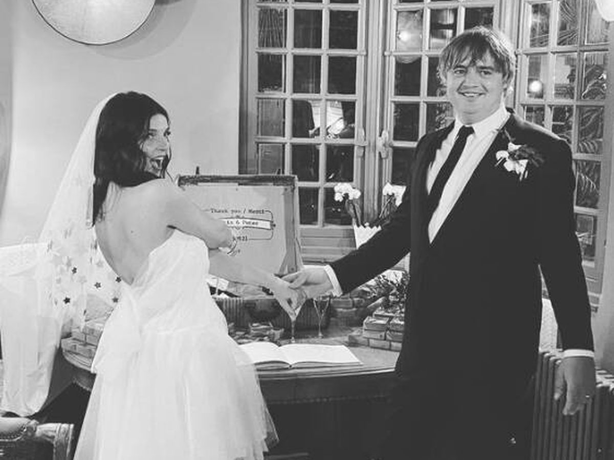Foto: Pete Doherty y Katia de Vidas, el día de su boda. (Instagram @dirtydavesim)